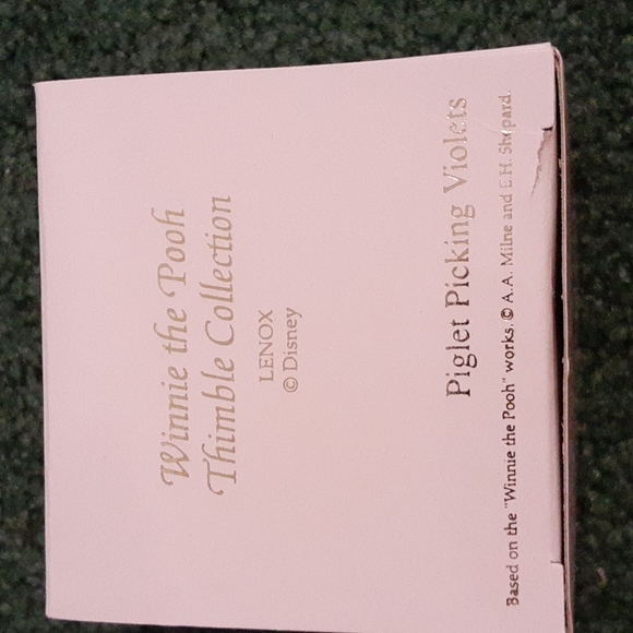 Piglet picking Violets thimble - Picture 4 of 4